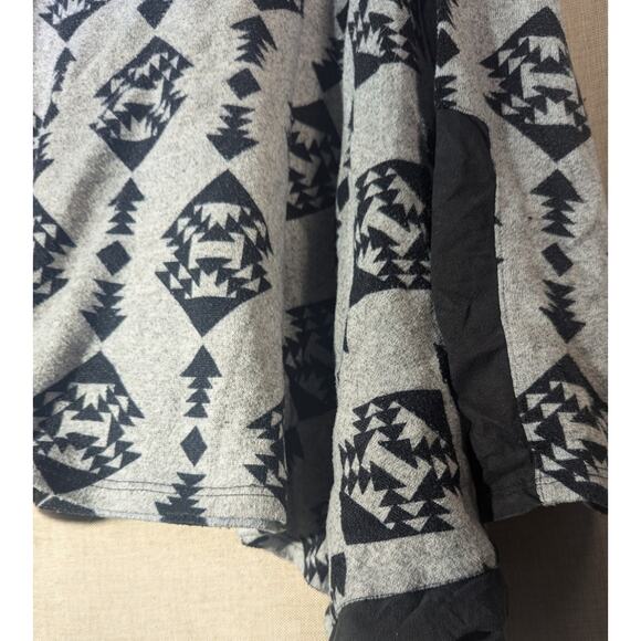 Kate & Mallory Designs Tribal Gray top size XL - Picture 4 of 7